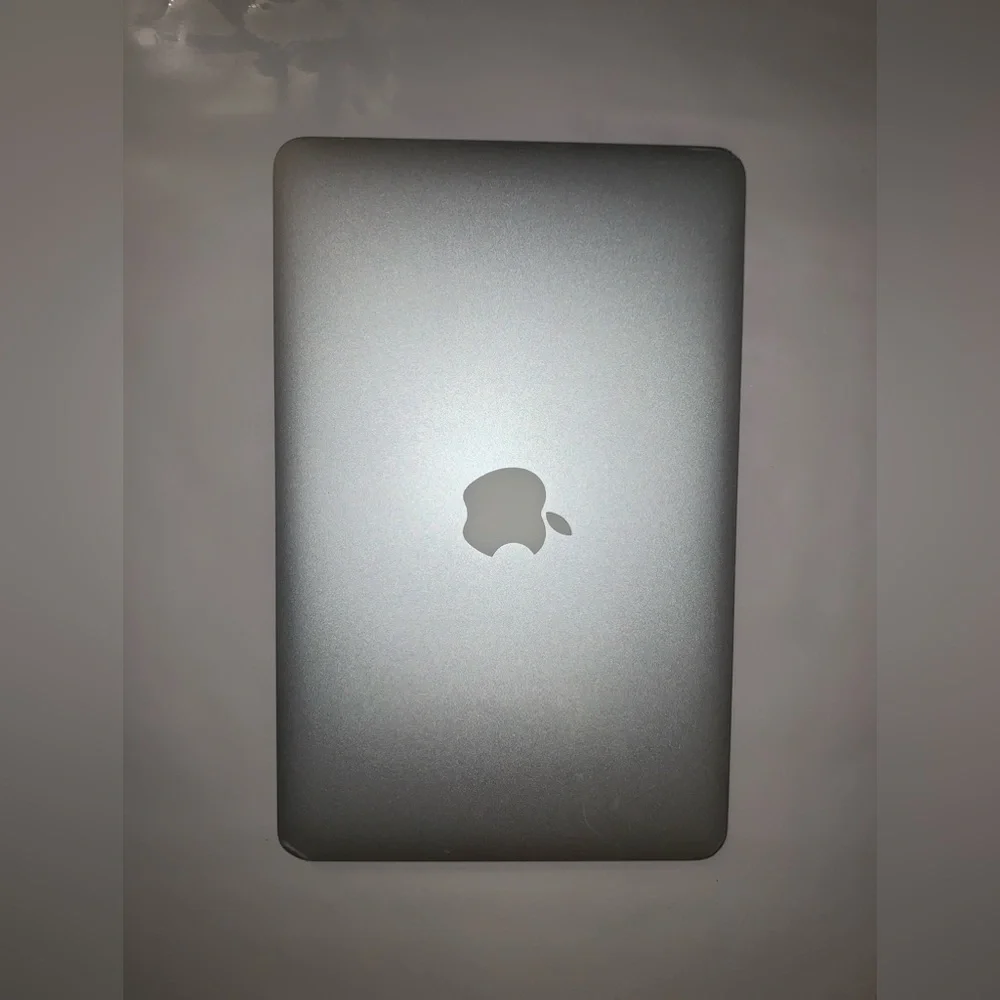 Apple MacBook Air MC505LL/A 1.40 GHz 2GB RAM 64GB SSD 11.6